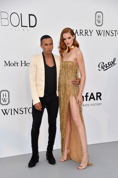 El director creativo de Balmain, Olivier Rousteing, posó junto a la modelo británica Alexina Graham.