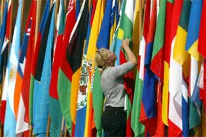 Últimos preparativos de la ceremonia inaugural de la cumbre, en el centro del Pueblo Ubuntu, en Johanesburgo.Banderas de los países participantes.