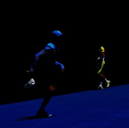 Un recogepelotas corre hacia Nicolás Almagro durante su partido de cuartos de final contra David Ferrer.