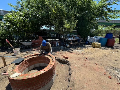 Proceso de construcción de la chimenea y horno tradicional en el santuario urbano.  