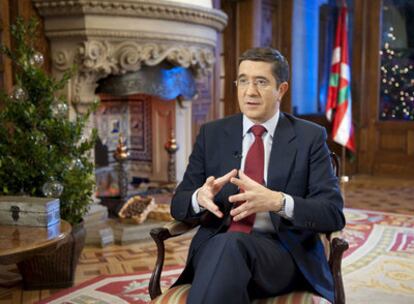 El presidente vasco, Patxi López, durante la emisión del discurso televisivo.