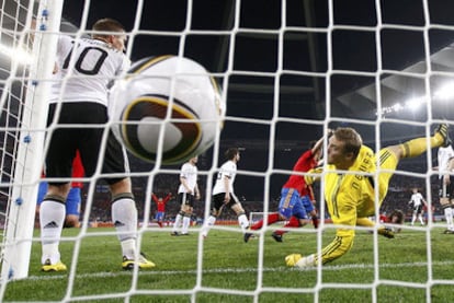 Neuer mira el balón en la red tras el gol de Puyol.