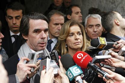 José María Aznar y la alcaldesa de Madrid, Ana Botella, tras visitar la capilla aridiente.