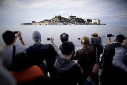 Turistas frente a la isla de Hashima, en Nagasaki (Japón).