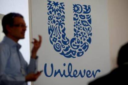 Logo de Unilever en la fábrica de Miko in Saint-Dizier (Francia).