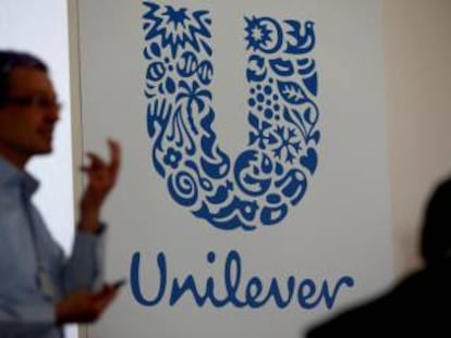 Logo de Unilever en la fábrica de Miko in Saint-Dizier (Francia).