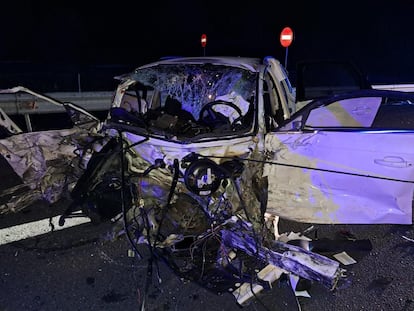 Estado en el que quedó el vehículo que circulaba en sentido contrario por la AP-68 en la noche del domingo y que acabó chocando contra otro coche y matando a una mujer. Imagen facilitada por la Guardia Civil. 