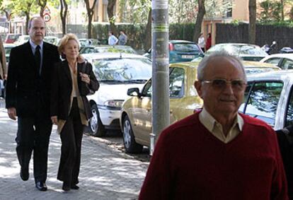 Manuel Chaves y su esposa, Antonia Iborra, acuden al colegio electoral de Sevilla donde votaron.