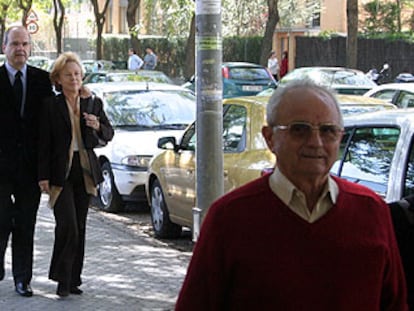Manuel Chaves y su esposa, Antonia Iborra, acuden al colegio electoral de Sevilla donde votaron.
