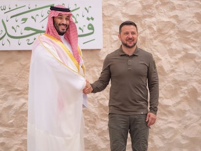 El príncipe heredero de Arabia Saudí, Mohamed bin Salmán, y el presidente de Ucrania, Volodímir Zelenski, en Yedda el pasado día 19.