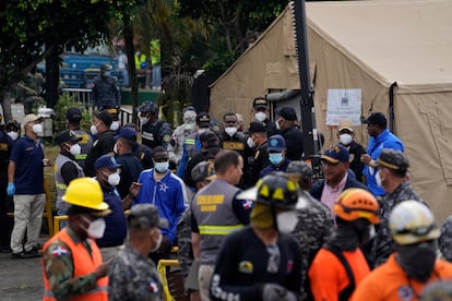 Trabajadores de rescate durante la búsqueda de sobrevivientes en la discoteca JetSet, en Santo Domingo, este jueves.
