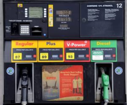 Un surtidor de combustible muestra los precios de los diferentes carburantes. EFE/Archivo