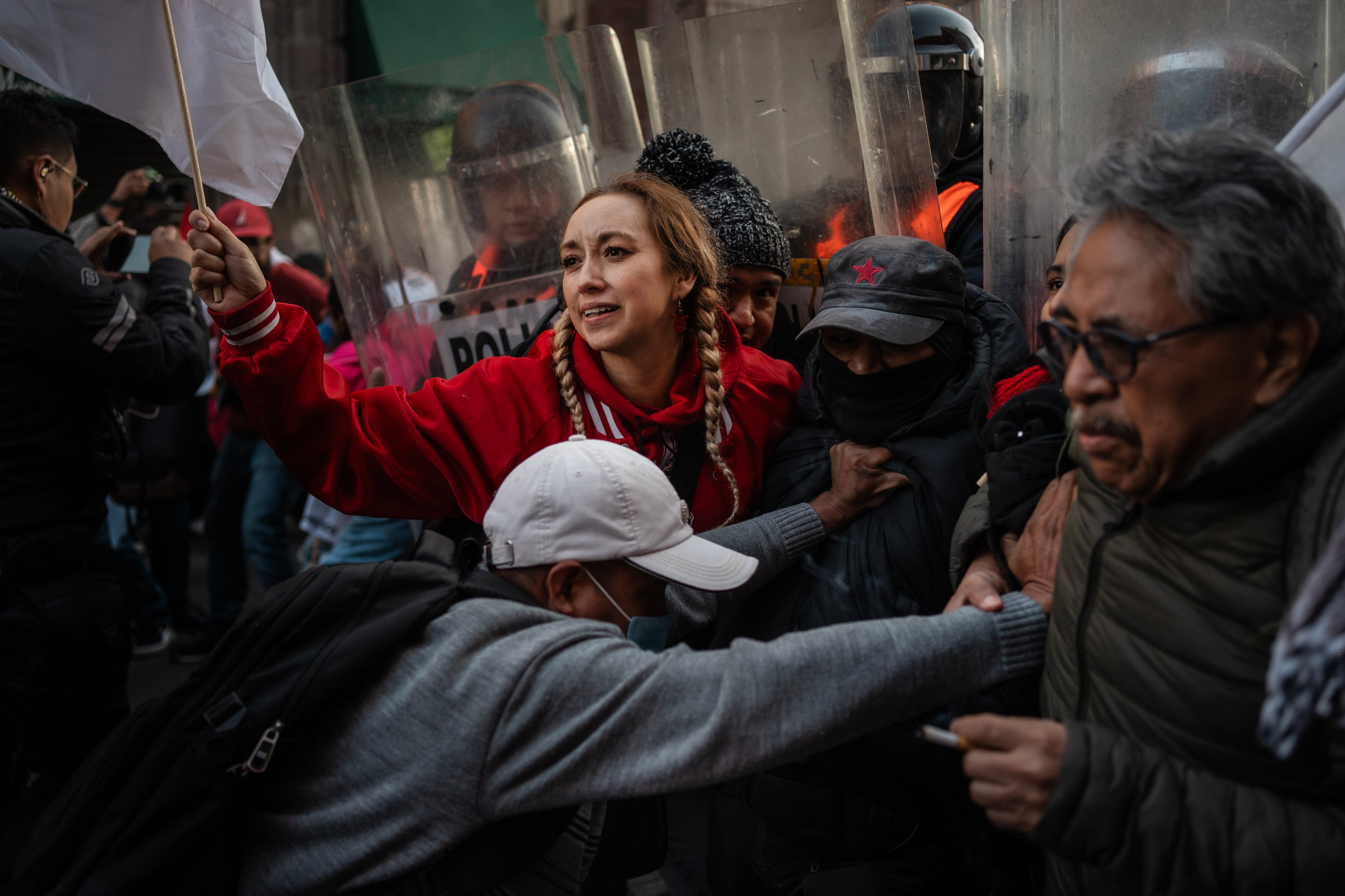 Los maestros de la CNTE se topan con las vallas de Palacio Nacional y se dirigen al Congreso de Diputados de México