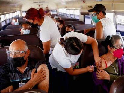 La vacunación a trabajadores de las maquilas de Ciudad Juárez, en imágenes
