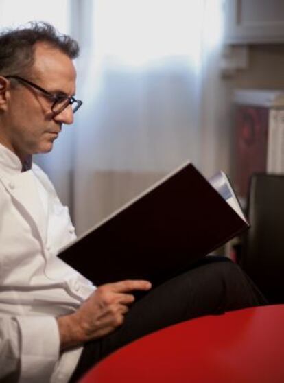 El chef de Osteria Francescana Massimo Bottura, con su libro de "inspiraciones".