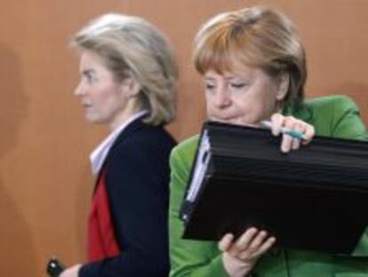 La ministra alemana de Trabajo, Ursula von der Leyen, pasa por detr&aacute;s de la canciller alemana en una reuni&oacute;n del gabinete el 14 de abril de 2013. 