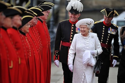 La reina Isabel forma parte de un grandioso desfile en Londres de mil embarcaciones por el río Támesis