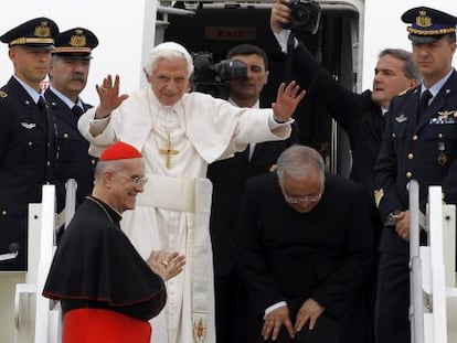 El Papa saluda antes de embarcar en su avi&oacute;n rumbo a Roma, ayer en Mil&aacute;n. 