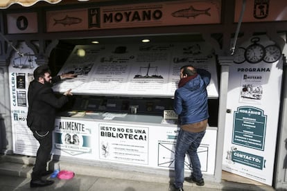 Inauguración de La 1 de Moyano, la caseta que va a dinamizar la cuesta bibliófila de Madrid.