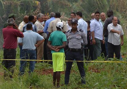 El presidente cubano Miguel Díaz-Canel (izquierda) visita el lugar en el que este viernes ha caído un avión operado por la compañía Cubana de Aviación, modelo Boeing 737.