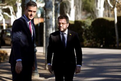El presidente del Gobierno, Pedro Sánchez (a la izquierda), conversa con Pere Aragonés, cuando era vicepresidente de la Generalitat, en La Moncloa, en enero de 2020.