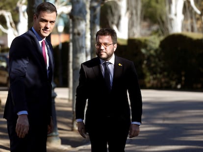 El presidente del Gobierno, Pedro Sánchez (izquierda) conversa con el presidente de la Generalitat, Pere Aragonès, en una imagen de archivo.