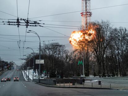 Un misil ruso impacta contra la torre de televisión de Kiev.