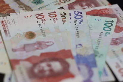 Billetes colombianos de varias denominaciones.