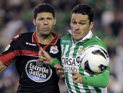 Molina protege el balón ante Kaka.