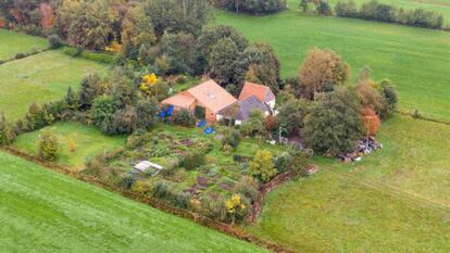 Vista de la granja donde estaban encerrados un padre y sus seis hijos en la provincia holandesa de Drenthe.