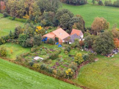 Vista de la granja donde estaban encerrados un padre y sus seis hijos en la provincia holandesa de Drenthe. 