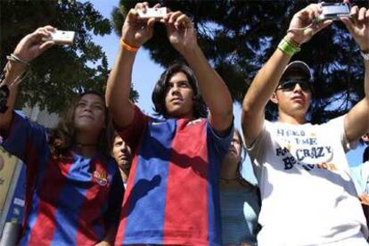 Los aficionados toman fotografías de las instalaciones barcelonistas antes de acceder al campo y cazar a sus ídolos.