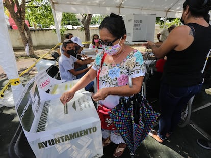 Una mujer votando en una casilla del balneario de Cancún, el 6 de junio de 2021, estado de Quintana Roo.