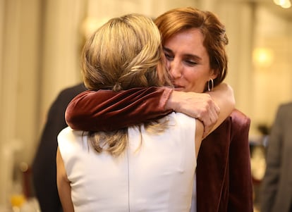 La vicepresidenta segunda y ministra de Trabajo y Economía Social, Yolanda Díaz, se abraza con la portavoz de Más Madrid en la Asamblea, Mónica García.