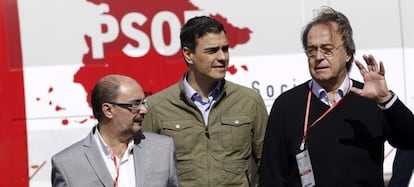 El secretario general del PSOE, Pedro S&aacute;nchez (centro), acompa&ntilde;ado del secretario general de los socialistas aragoneses, Javier Lamb&aacute;n (izquierda) y y el aspirante a la alcald&iacute;a de Zaragoza, Carlos P&eacute;rez Anad&oacute;n. 