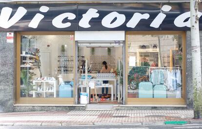 Una tienda de ropa abierta en Sevilla, durante el segundo día de la fase 1 del plan de desescalada.