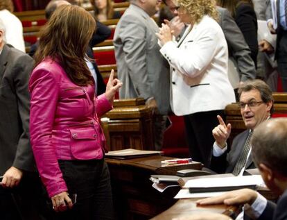 El presidente de la Generalitat, Artur Mas (d), y la presidenta del PPC, Alícia Sánchez-Camacho (i), durante la sesión del pleno del Parlament.