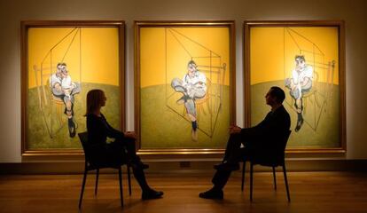 Dos visitantes, ante el tríptico de Francis Bacon 'Tres estudios de Lucian Freud