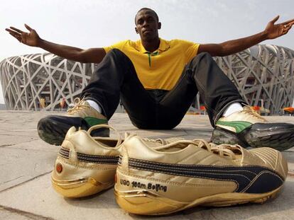 Usain Bolt posa delante del estadio olímpico de Pekín antes del comienzo de los Juegos.