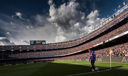 El estadio del Barça, donde cada semana se desgañitan 99.354 espectadores, también ha hecho vibrar a las masas con actuaciones míticas de gigantes del rock como Bruce Springsteen o U2. Con un proyecto de remodelación también por delante, a cargo del estudio de Norman Foster (arquitecto, por ejemplo, del museo Guggenheim Bilbao), se espera que para la temporada 2021-2022 el Camp Nou pueda acoger a 100.000 personas. Y eso que ya es el mayor estadio de fútbol de Europa… <a href="https://www.fcbarcelona.es/es/entradas/camp-nou-experience" rel="nofollow" target="">fcbarcelona.es</a>