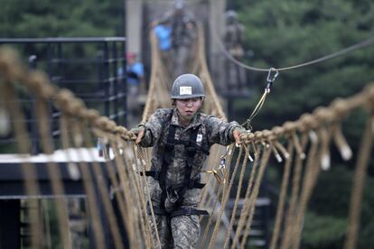 Un cadete participa en un entrenamiento contra guerrilla en una montaña en Yeongcheon, al norte de la provincia de Gyeongsang (Corea del Sur).
