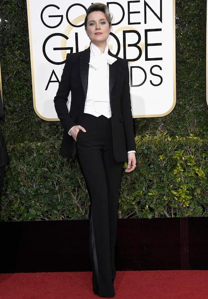 El traje de Evan Rachel Wood hecho a medida, de Altuzarra, además, era un homenaje a Marlene Dietrich, a Julie Andrews en ‘¿Victor o Victoria’? y a David Bowie, por el que hubiese sido su 70 cumpleaños.