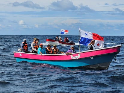 Barcos pesqueros bloquean la entrada del puerto en Punta Rincón, Panamá, el 23 de noviembre 2023.