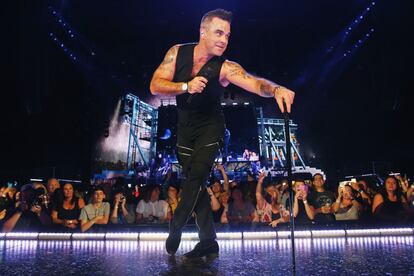 El cantante Robbie Williams durante el concierto de su gira 'Let Me Entertain You' en el Allphones Arena de Sidney (Australia).