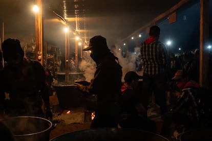 Militantes zapatistas cenan en el VIII Caracol Dolores Hidalgo, durante las celebraciones por el 30 aniversario del levantamiento.