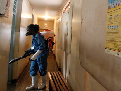 El voluntario Robert Okubo, fumiga con desinfectante una comisaría de policía en Kasarani, Nairobi, para reducir el riesgo de contagio por coronavirus el 15 de mayo de 2020.   