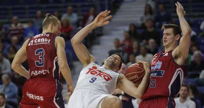 Felipe Reyes pelea por un rebote con Dulkys y Allen