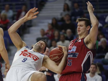 Felipe Reyes pelea por un rebote con Dulkys y Allen