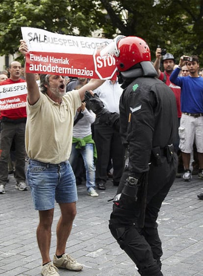 Un radical se enfrenta a un 'ertzaina' ayer en San Sebastián