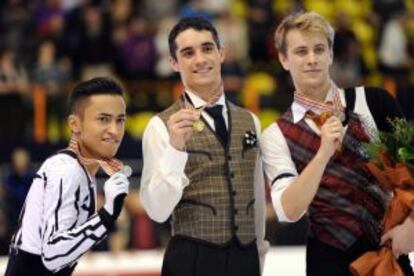 Javier Fernandez, junto al francés Florent Amodio (i) y el checo Michael Brezina (d), en el podio